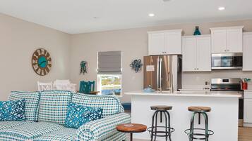 House, Multiple Beds (Fish-n-Ships) | Living area