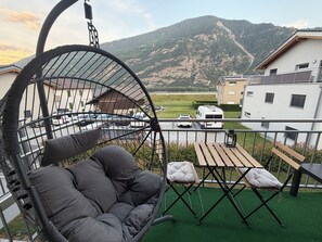 Outdoor dining - Cosy Valais 80m² Mountain View Apartment (Chamoson)