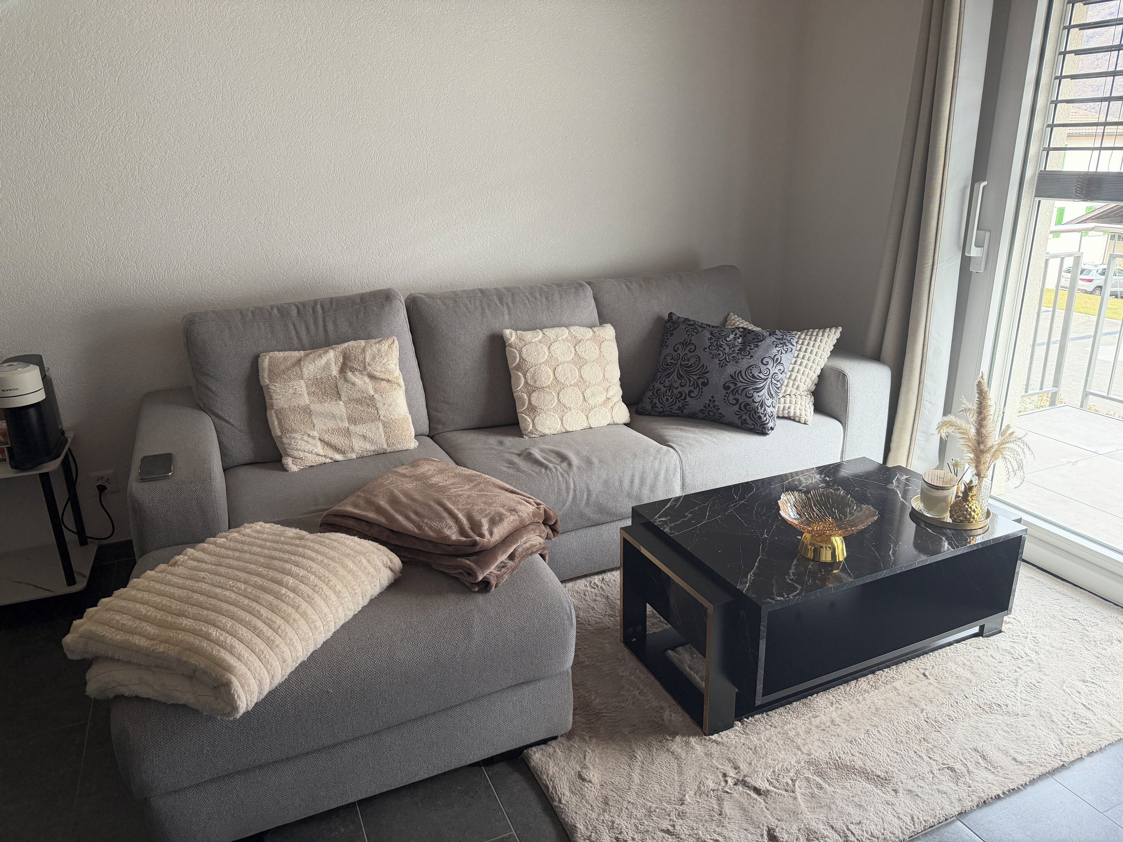 Smart TV, video library, stereo