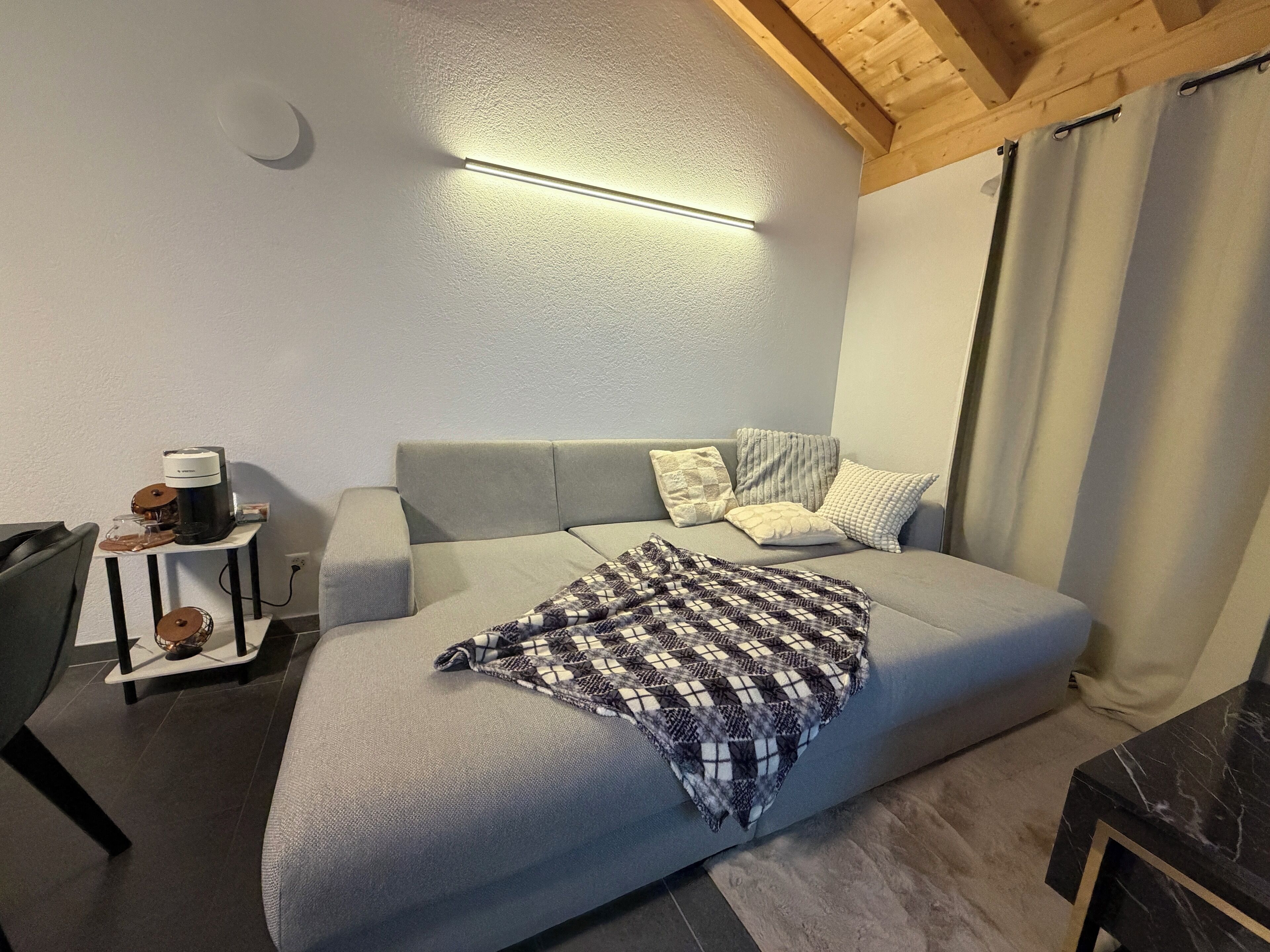 Smart TV, video library, stereo