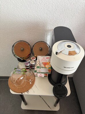 Coffee and/or coffee maker - Cosy apartment Valais 70m2 (Chamoson)