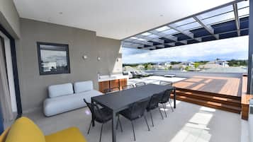Deluxe Penthouse | Outdoor dining
