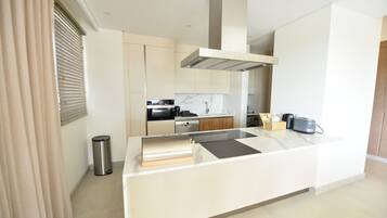 Deluxe Penthouse | Private kitchen | Microwave