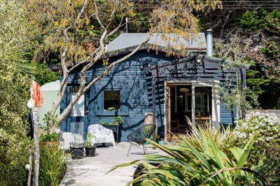 Stylish Coastal Retreat -near Dunedin city.
