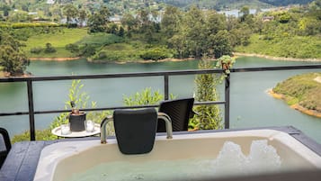 Quarto casal luxo, sacada, vista para o jardim | Banheira de hidromassagem particular