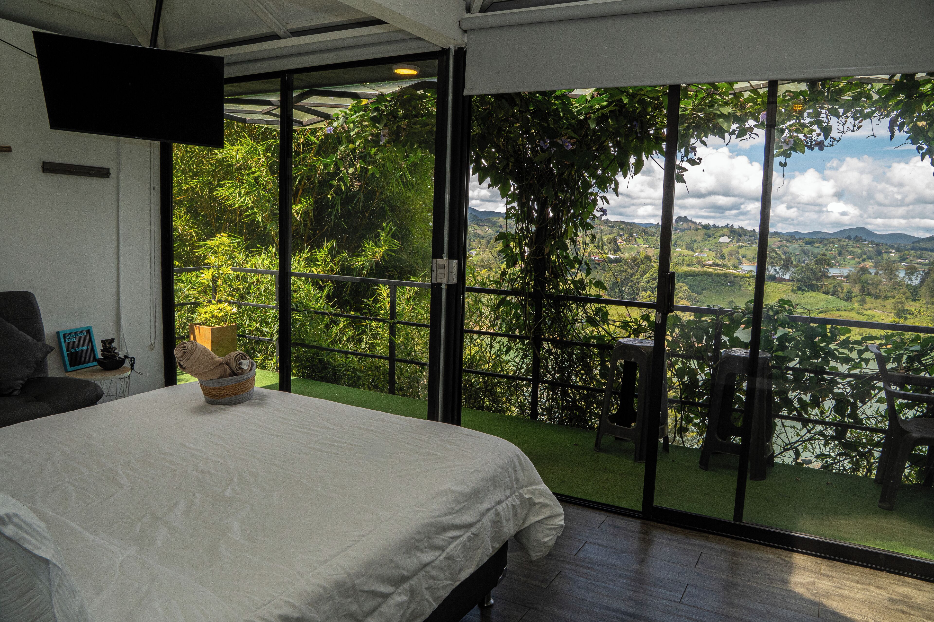 Habitación doble Deluxe, balcón, vista parcial al lago | Vista desde la habitación
