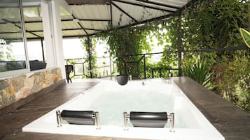 Deluxe Double Room, Balcony, Garden View | Private spa tub