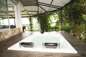 Bañera de hidromasaje privada