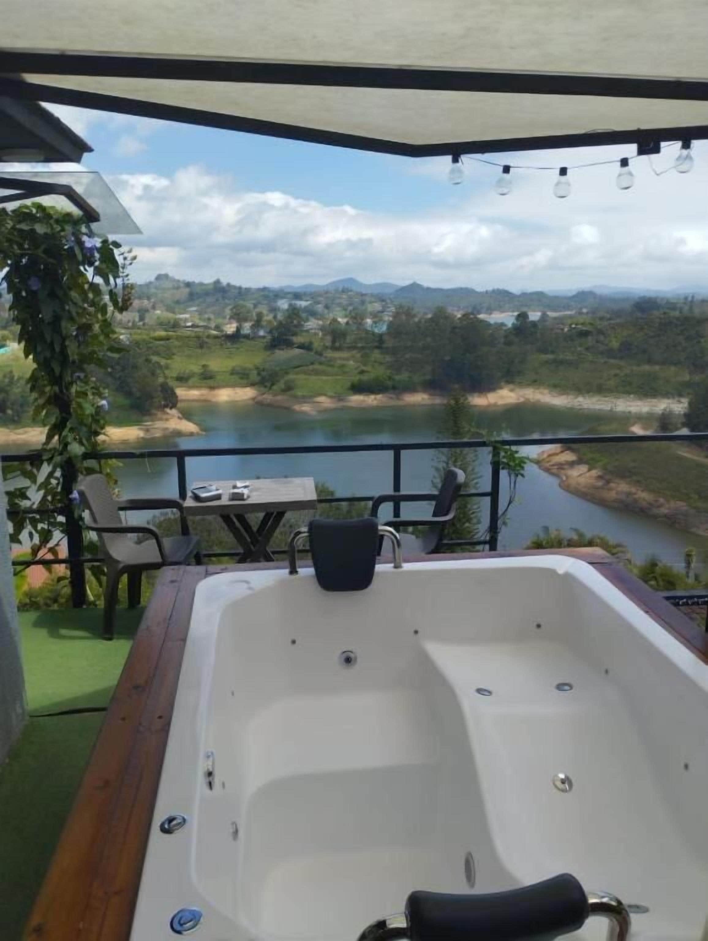 Dobbeltrom – exclusive, balkong, hageutsikt | Utendørs boblebad