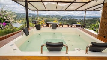 Casa familiar, balcón, vista al jardín | Tina de hidromasaje privada