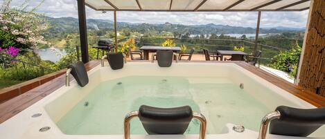 Familienhaus, Balkon, Gartenblick | Eigener Whirlpool