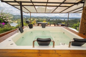 Bañera de hidromasaje privada