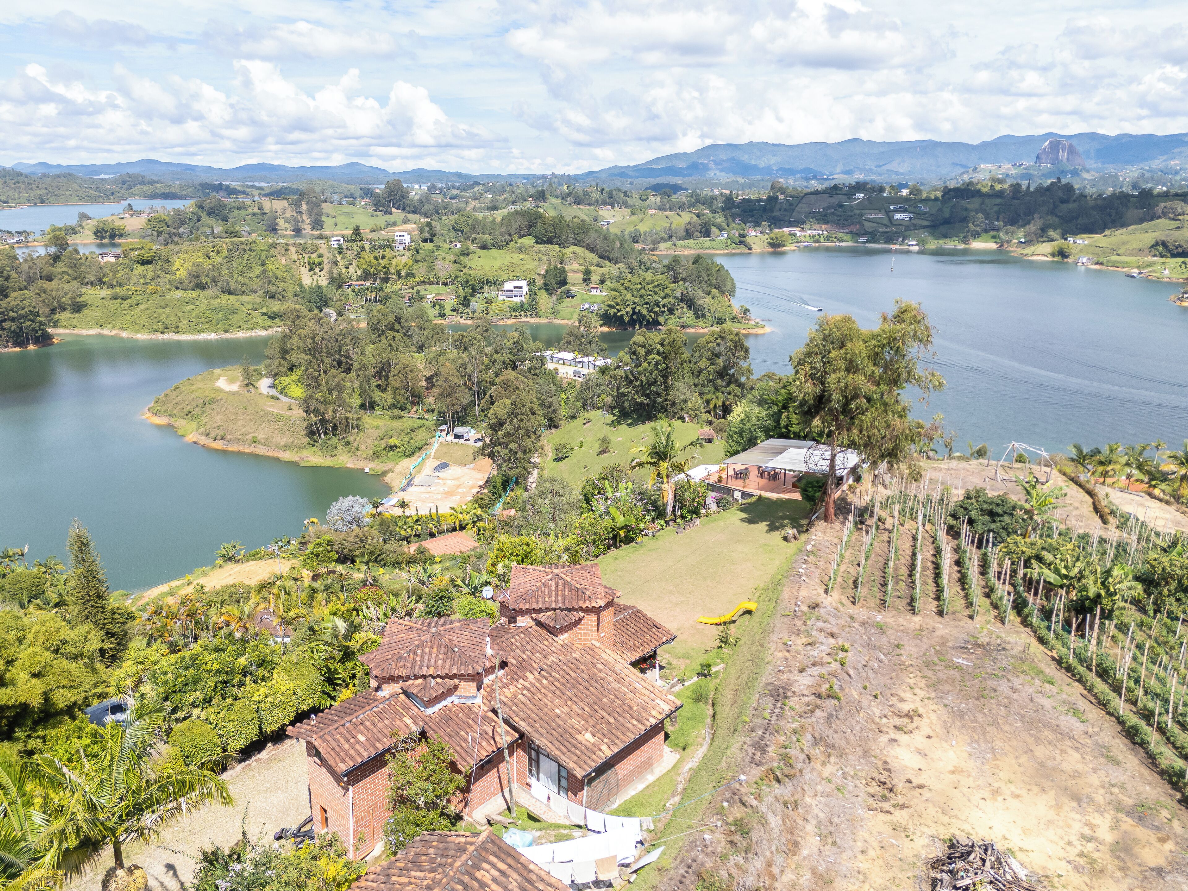 Zona residencial con casas, un lago extenso y vegetación circundante.