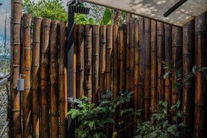 Exclusive-Doppelzimmer, Balkon, Gartenblick | Dusche im Bad