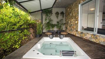 Deluxe Double Room, Balcony, Garden View | Private spa tub