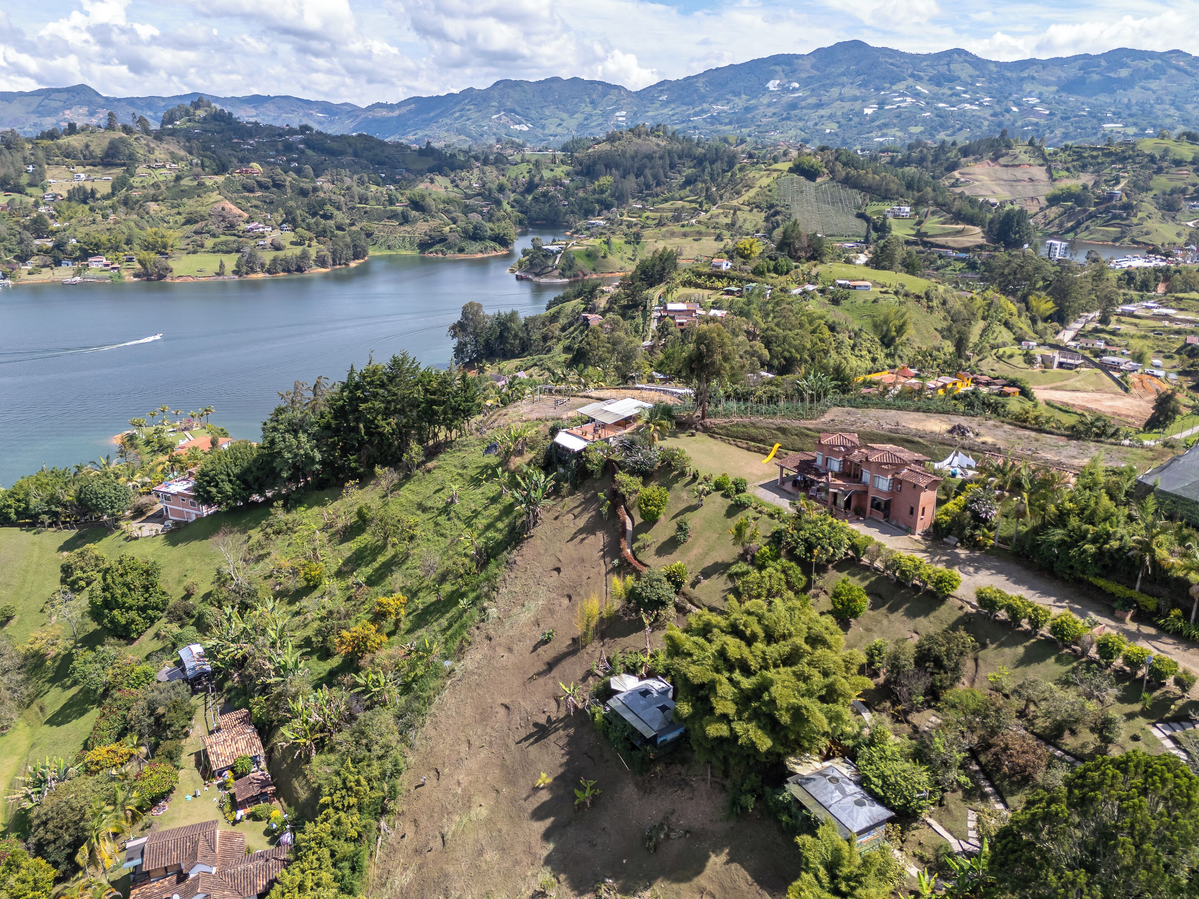 Un paisaje costero con un lago, casas y vegetación.
