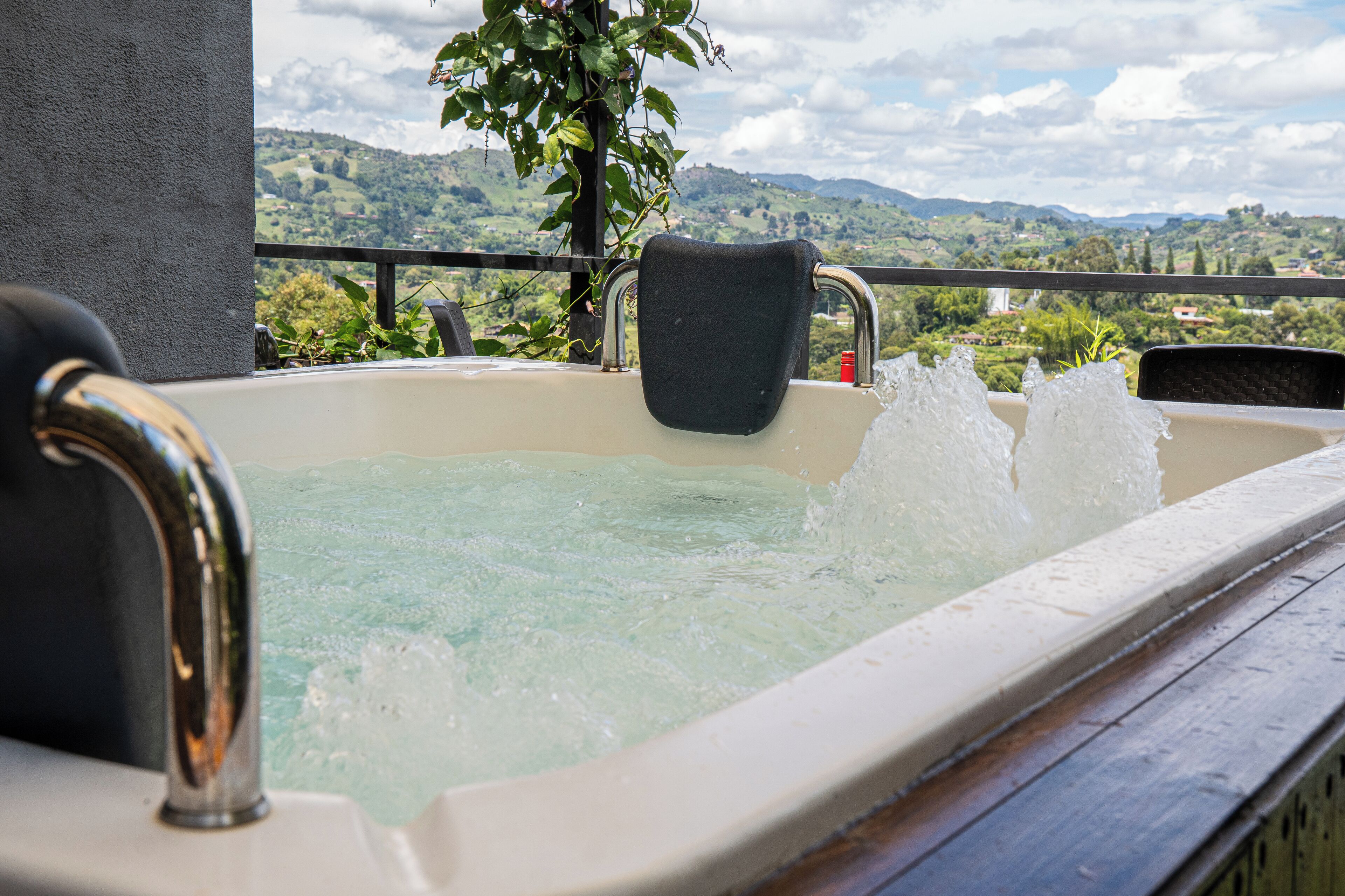 Un jacuzzi con vistas a un paisaje montañoso.