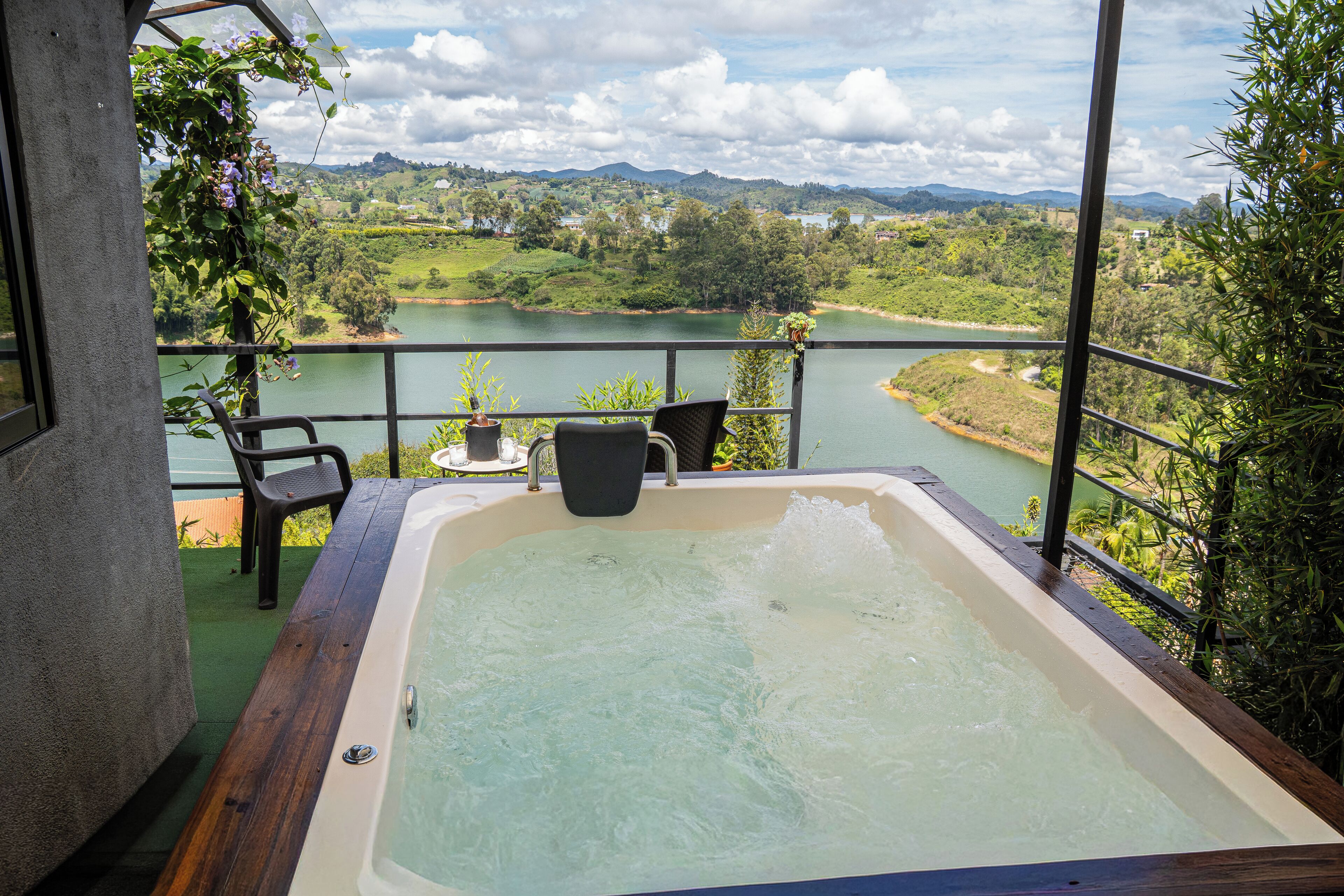 Un jacuzzi con vistas a un lago y montañas.