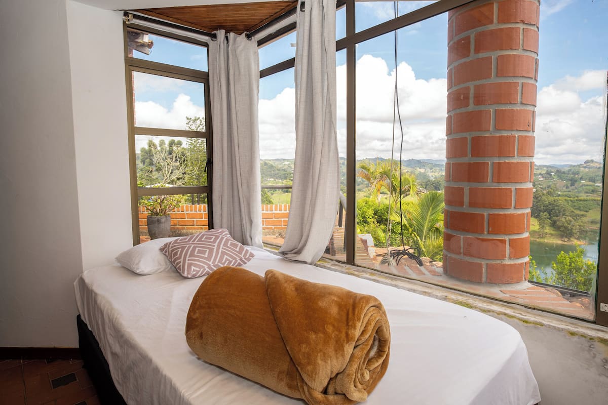 Nhà dành cho gia đình, ban công, quang cảnh vườn | Bộ đồ giường cao cấp, khu vực làm việc phù hợp cho laptop