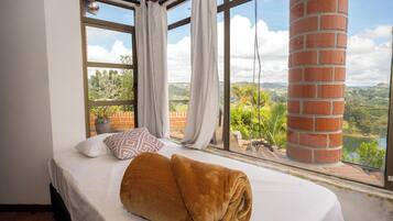 Familienhaus, Balkon, Gartenblick | Hochwertige Bettwaren, laptopgeeigneter Arbeitsplatz, kostenloses WLAN