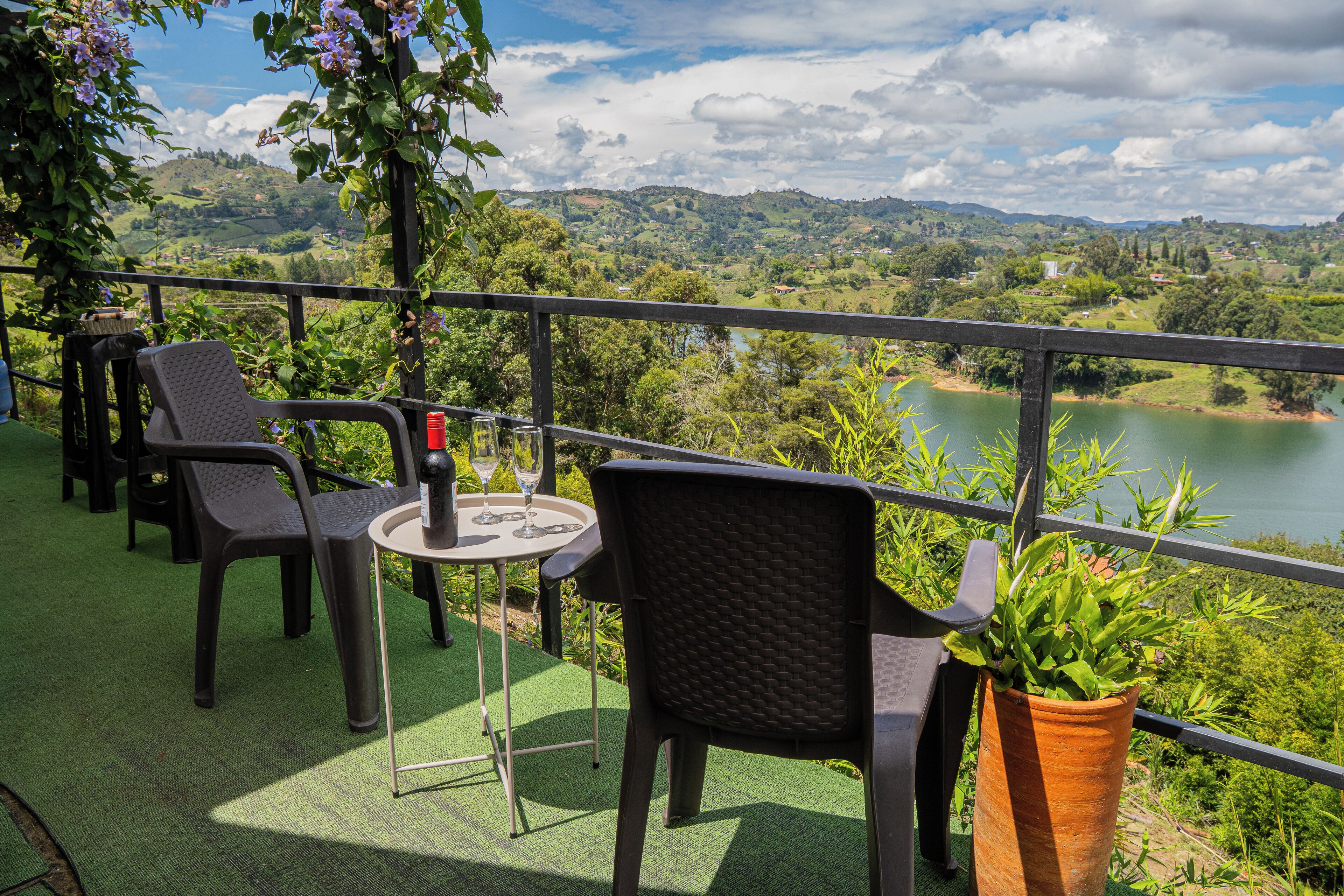 Deluxe-Doppelzimmer, Balkon, eingeschränkter Seeblick | Terrasse/Patio