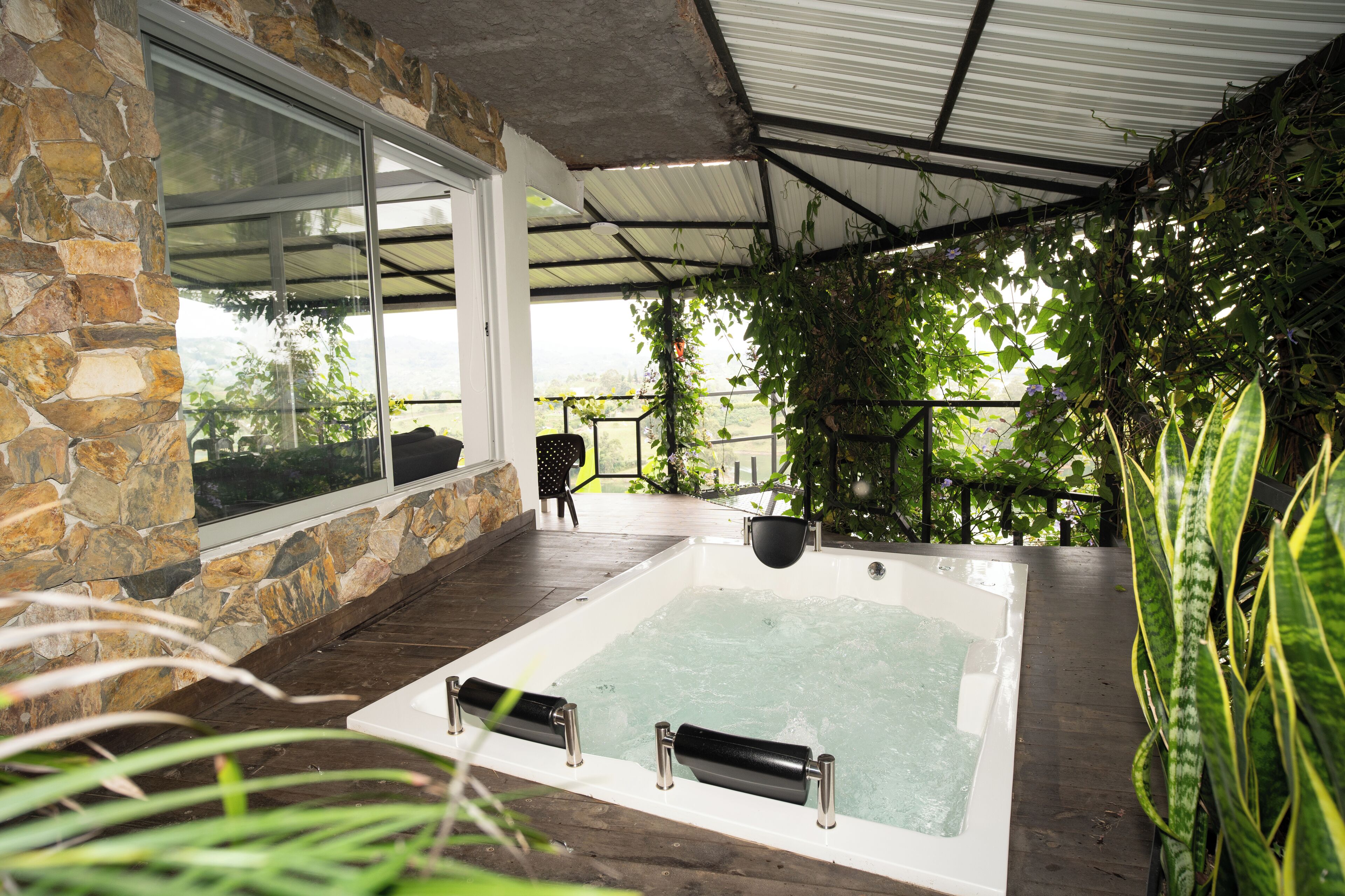 Habitación Deluxe doble, balcón, vistas al jardín | Bañera de hidromasaje privada