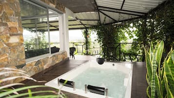 Habitación Deluxe doble, balcón, vistas al jardín | Bañera de hidromasaje privada