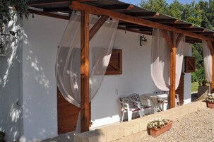 Casa, vistas al jardín | Restaurante al aire libre