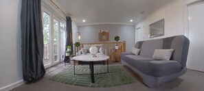 Smart TV - Modern accommodation perfect for couples, families, professionals, & solo guests (Bradford)