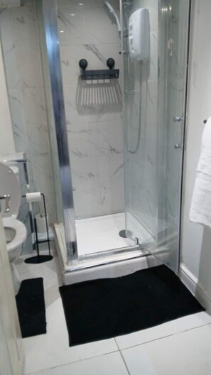 Shower, hair dryer, towels, soap - Modern accommodation perfect for couples, families, professionals, & solo guests (Bradford)