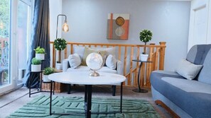 Smart TV - Modern accommodation perfect for couples, families, professionals, & solo guests (Bradford)