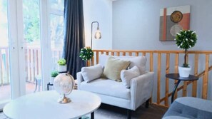 Smart TV - Modern accommodation perfect for couples, families, professionals, & solo guests (Bradford)