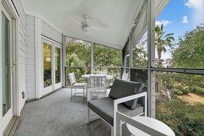 Outdoor dining - Award-Winning Resort Amenities | Moorings 502 (Isle Of Palms)