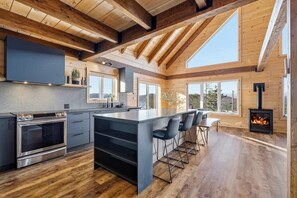 Fridge, microwave, oven, stovetop - Spa, Pool Table, Ultimate Comfort | OSE Le Refuge (Saint-Côme)