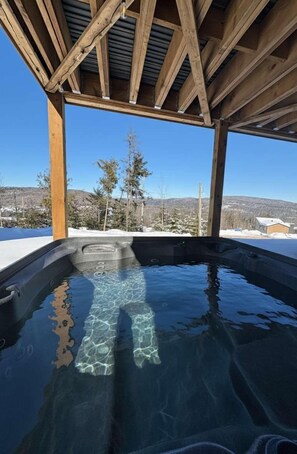 Outdoor spa tub - Spa, Pool Table, Ultimate Comfort | OSE Le Refuge (Saint-Côme)