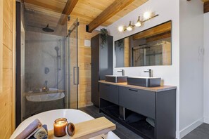 Shower, towels - Spa, Pool Table, Ultimate Comfort | OSE Le Refuge (Saint-Côme)