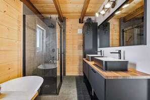 Shower, towels - Spa, Pool Table, Ultimate Comfort | OSE Le Refuge (Saint-Côme)