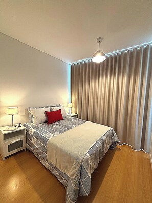 Tabla de planchar con plancha, wifi, ropa de cama