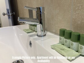 Hair dryer, towels, soap, toilet paper - NELL GWYNN HOUSE - Studio Apartments, Sloane Square, London (London)
