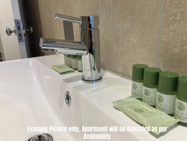 Hiustenkuivaaja, pyyhkeet, saippua, vessapaperi