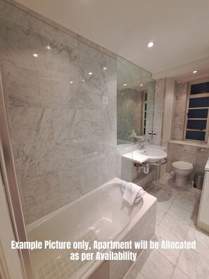 Hiustenkuivaaja, pyyhkeet, saippua, vessapaperi