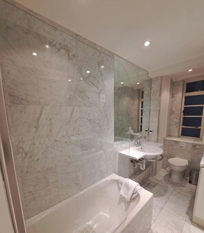 吹风机、毛巾、肥皂、卫生纸