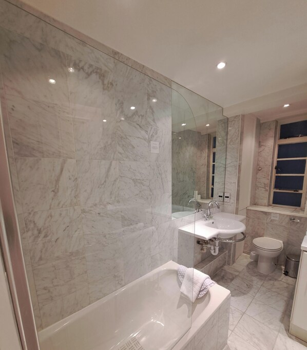 Hair dryer, towels, soap, toilet paper - NELL GWYNN HOUSE - Studio Apartments, Sloane Square, London (London)
