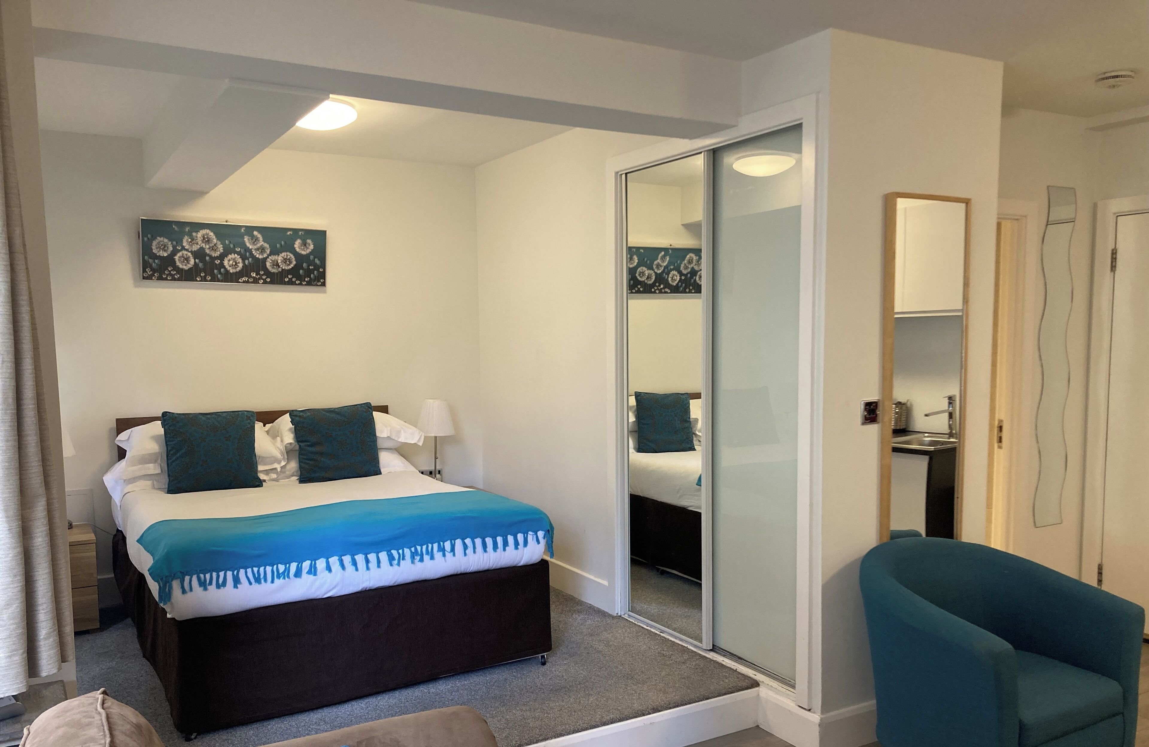 Iron/ironing board, internet, bed sheets