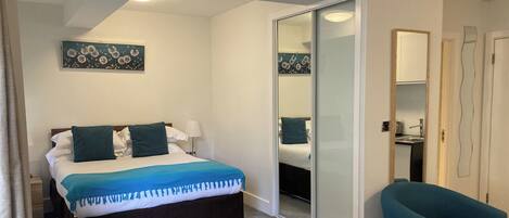 Fer et planche Ă repasser, accĂšs Internet, draps fournis