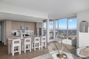 Private kitchen - 2-bedroom condo in brilliant San Diego with AC and fitness room (San Diego)