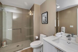 Shower, hair dryer, towels, soap - 2-bedroom condo in brilliant San Diego with AC and fitness room (San Diego)