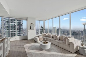 Living area - 2-bedroom condo in brilliant San Diego with AC and fitness room (San Diego)