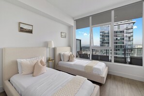 Iron/ironing board, Internet, bed sheets - 2-bedroom condo in brilliant San Diego with AC and fitness room (San Diego)