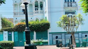 Un edificio storico con architettura elaborata, che include una cupola e finestre decorate.